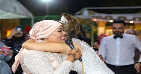 على نغمات "هوبا".. سيدة تفاجئ ابنتها بأغنية في حفل زفافها : حفظتها خلال أسبوع - فيديو