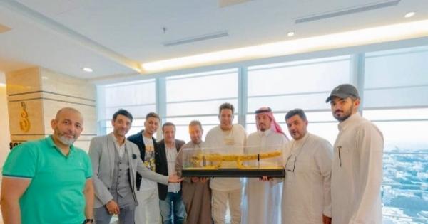 حمو بيكا يحصل على سيف ذهب هدية في السعودية «صور»