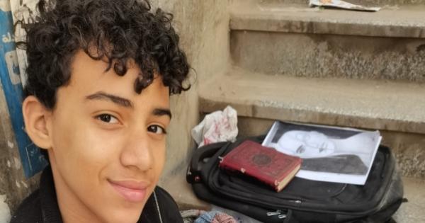 طفل يعول والدته بالرسم على سلالم جامعة القاهرة: «بشتغل بعد المدرسة»