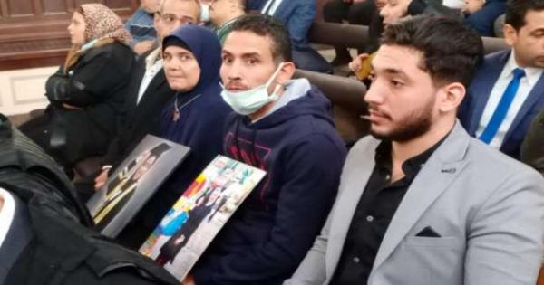 والدة فتاة المول تنهار من البكاء بعد تأجيل المحاكمة: هزغرد لما يتعدموا