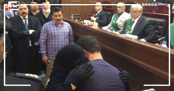 سفاح الإسماعيلية يحتضن أمه ويقبل قدمها ويطلب سماحها أمام القاضى.. فيديو