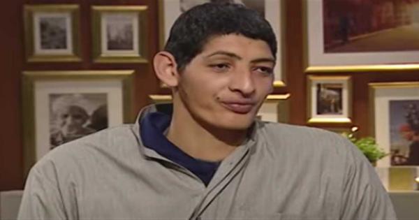 فيديو..أطول شاب في مصر عن معاناته والتعرض للتنمر: «لسه باطول وبقالي 20 سنة في البيت»