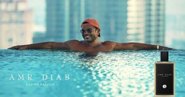 بعد إعلانه المثير للجدل.. سعر عطر عمرو دياب يصدم جمهوره