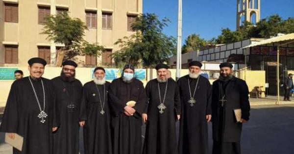 الأنبا مكاريوس يهنئ أسقف أبو قرقاص الجديد