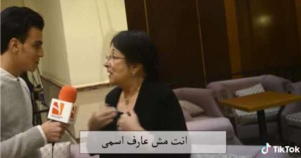 «قالها يا حاجة».. غضب بين مستخدمي «فيسبوك» بسبب مذيع حاور سميرة عبدالعزيز
