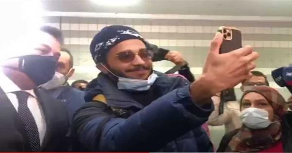 في أول يوم.. طالب يترك امتحانه ويلتقط «سيلفي» مع وزير التعليم (فيديو)