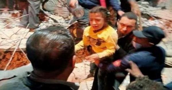لحظة استخراج طفلة من أسفل عقار أسيوط المنهار | فيديو