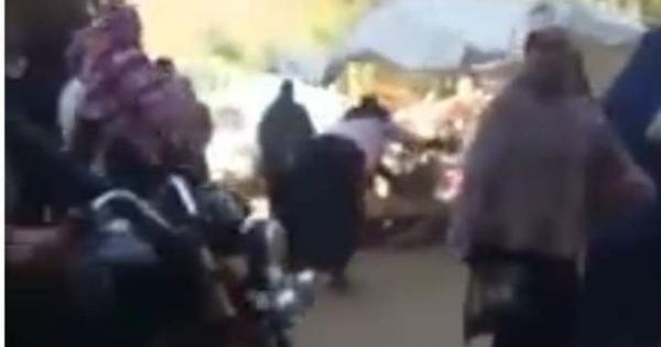 رئيسة وحدة محلية بالمنوفية تعتدي على بائعة وتهدم مظلتها بالسوق | فيديو