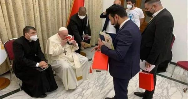 ماذا قال العراقيون بعد تقبيل البابا فرانسيس علم بلادهم؟ - شاهد