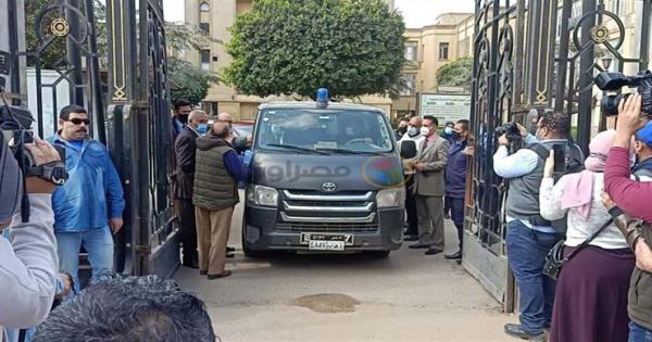 صور من جنازة يوسف شعبان بحضور ابنته وباقة ورد فلسطينية