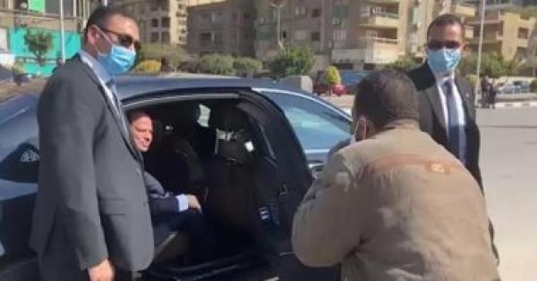بالفيديو | الرئيس السيسى يتوقف بسيارته ويوجه بعلاج بائع فاكهة على نفقة الدولة ويستجيب لمطالب 2 آخرين