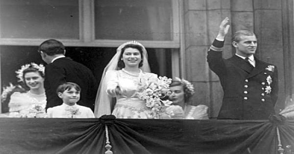 بعد رحيله اليوم.. صور نادرة من حفل زفاف الأمير فيليب والملكة إليزابيث عام 1947