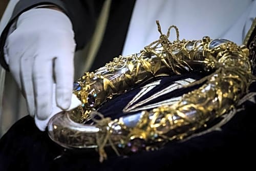 لايقدر بثمن.. تعرف على إكليل الشوك بكنيسة نوتردام في باريس بعد إنقاذه من الحريق وكيف ذهب إلى فرنسا - صور