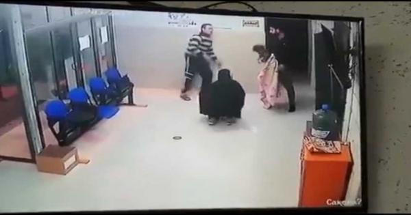 «قبّل رأسه وقدميه» .. فيديو مؤثر ولحظات ذهول لأب تجاه طبيب أنقذ ابنته من الموت