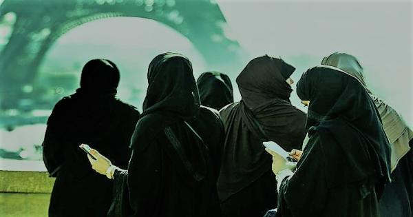 فرنسا تحظر ارتداء الحجاب على المسلمات تحت سن 18