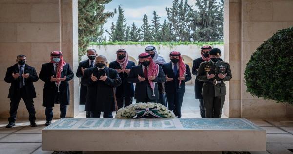 أول ظهور للأمير حمزة برفقة الملك عبد الله بعد الأزمة