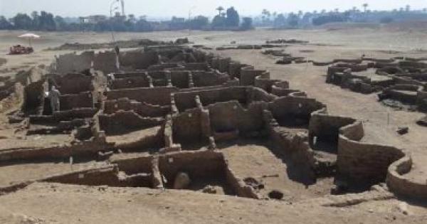 الاستعدادات النهائية قبل إعلان تفاصيل اكتشاف المدينة المفقودة بالأقصر.. فيديو