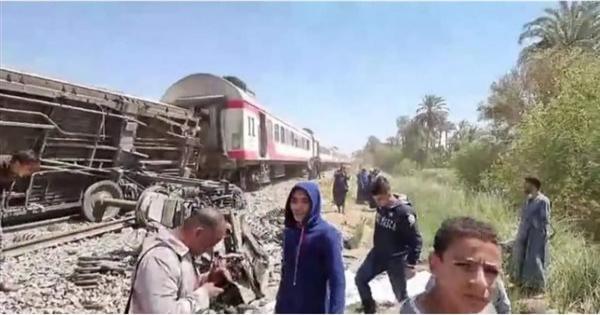 النيابة العامة : سائق القطار الإسباني ومساعده فى حادث قطاري سوهاج تركا الكابينة