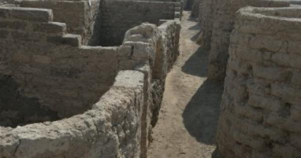 زاهى حواس يعلن اكتشاف مدينة ذهبية مفقودة بالأقصر تعود لعهد أمنحتب الثالث .. صور