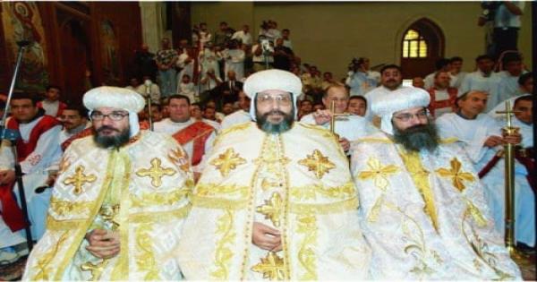 في ذكرى سيامته.. معلومات لاتعرفها عن الأنبا مكاريوس أسقف المنيا - صور