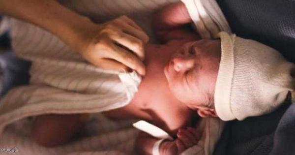 فيديو.. سيدة تضع مولودها علي متن طائرة : لم أكن أعلم أنى حامل