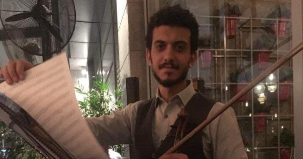 «أندرو» عازف كمان ينقل موسيقى الأوبرا إلى الشارع: تفاعل الناس كفاية