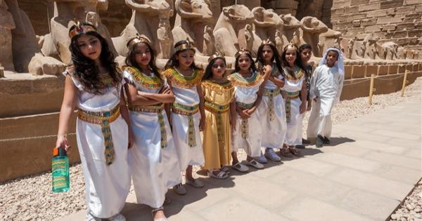 بالزي الملكي.. طلاب المدارس في زيارة إلى الفسطاط ومعابد الكرنك والأقصر