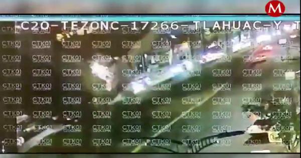 لحظة انهيار جسر قطار المترو في العاصمة المكسيكية