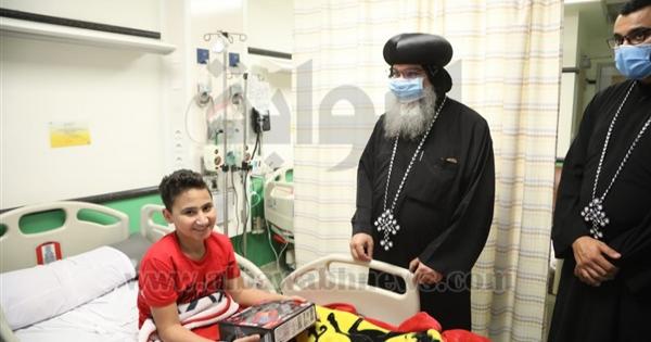 الأنبا مكاريوس يزور مستشفى سرطان الأطفال