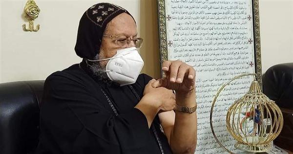 الأنبا مرقس يتلقى الجرعة الثانية من اللقاح - صور