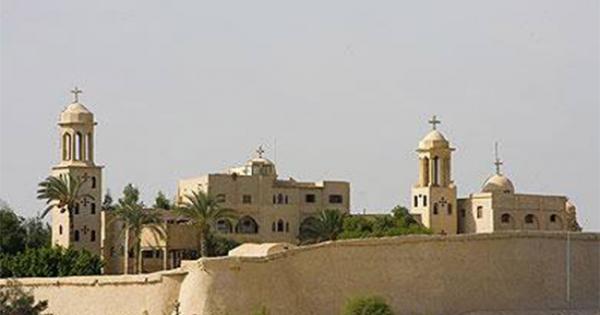 دير السريان بوادى النطرون يعلن فتح الدير للزيارات ويعتذر عن الخلوات