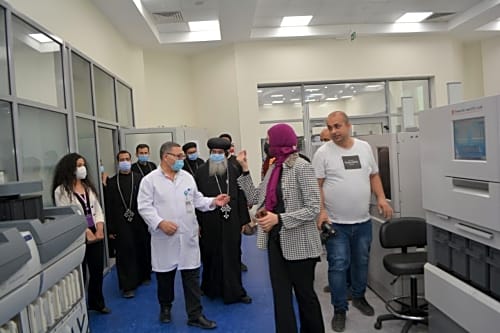 الأنبا مكاريوس يزور أطفال مستشفى 57357 - صور