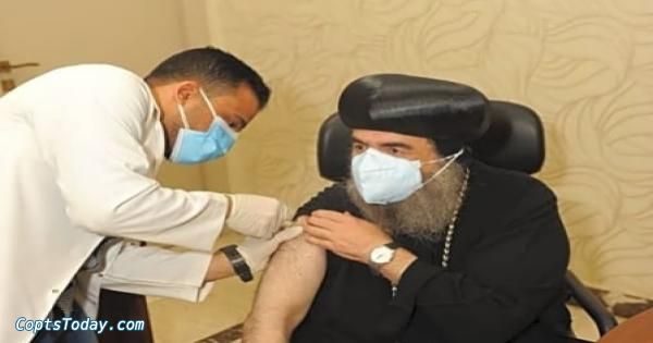 الأنبا يؤانس وكهنة أسيوط يتلقون اللقاح