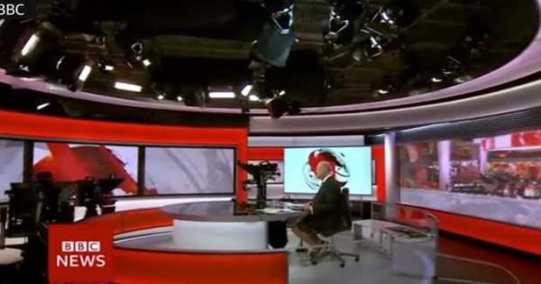بدلة من فوق وشورت وحذاء رياضى من تحت .. مذيع BBC يفاجئ الجمهور على الهواء