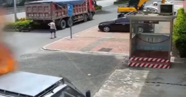 احترقت سيارته فلم ينتظر المطافئ وذهب بها إليهم (فيديو)