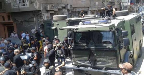 المتهم في "مذبحة أبو حزام" يمثل جريمته وسط حراسة مشددة