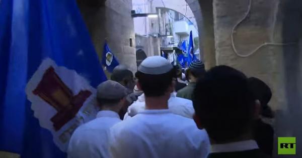 مصلون يهود يطوفون حول جبل الزيتون في القدس - فيديو