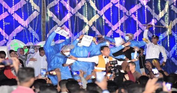 المعازيم يرتدون أطقم العزل الصحى في حفل زفاف بقنا والعريس يكشف السبب - صور