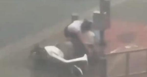 أم تحول جسدها لدرع لحماية ابنتها من الرياح العاتية فى الصين.. فيديو وصور