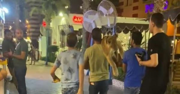 «صورة مع الأسد».. بيزنس يثير غضب محبي الحيوان: متخدر وأعصابه سايبة