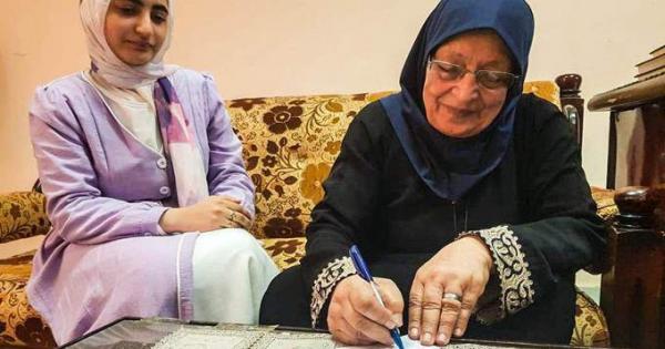 عن عمر يناهز 84 عامًا.. الحاجة سميرة تجتاز امتحان محو الأمية | فيديو