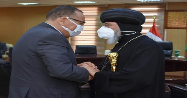 الأنبا تيموثاؤس بصحبة وفد كنسي فى زيارة محافظ الشرقية لتهنئته بالعيد