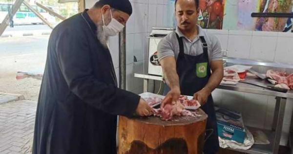 صور - وكيل مطرانية الكاثوليك بالغردقة يشترى خروف العيد