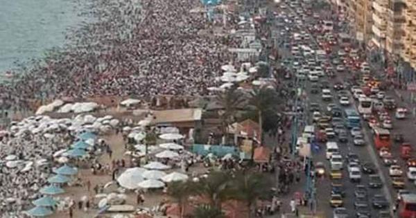 محافظ الإسكندرية: 4 ملايين زائر للشاطئ خلال عيد الأضحى.. وتعرض 6 أشخاص للغرق