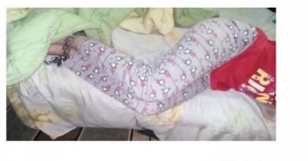 فيديو متداول لفتاة مقيدة في سرير بالجنزير.. والأم تنهار من البكاء: مشوفتهاش من 20 سنة