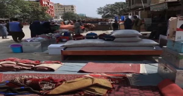 أفغان يقايضون الغذاء والحرية بمقتنياتهم الخاصة (فيديو)