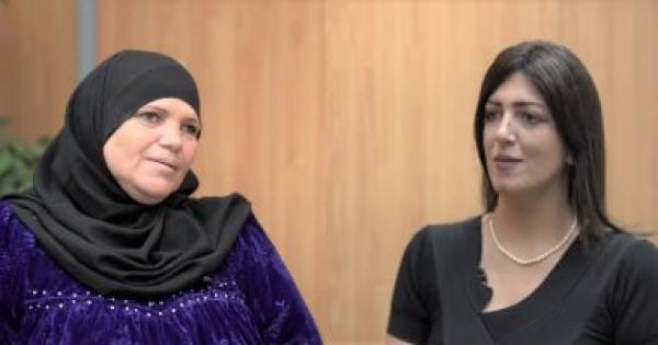 الحاجة كريمة شيخة العرب: أول مكسب كان 2.5 جنيه ودلوقتي بقيت أشهر تاجرة (فيديو)