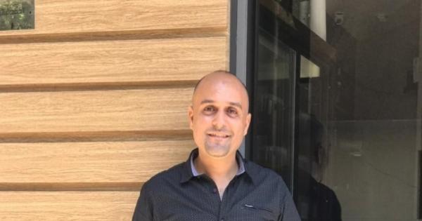 خريج تجارة إنجليزي.. "إيهاب" ترك المحاسبة وعمل بائع فسيخ ورنجة : الحمدلله الشغل ماشى كويس