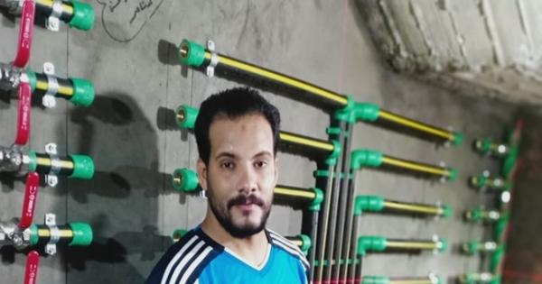 "عماد" بكالوريوس سياحة وفنادق وسباك بدرجة رسام : "مبركزش مع المحبطين" - صور