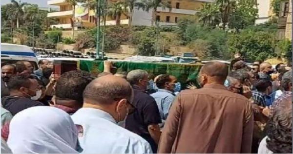 «والدتها حاضنة النعش».. تشييع جثمان فتاة سيتي ستارز (فيديو)